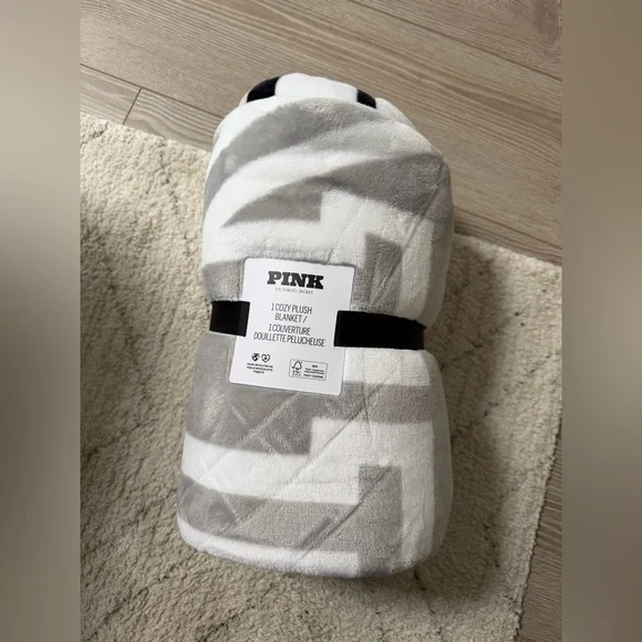 VS Pink plush cozy fleece logo blanket - Picture 1 of 2